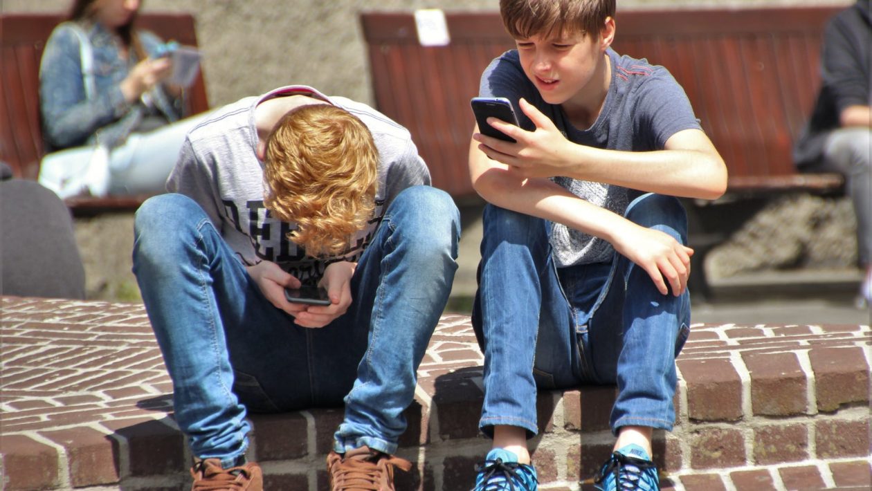 Why Kids of the 21st Century Should Be Given a Mobile Phone?
